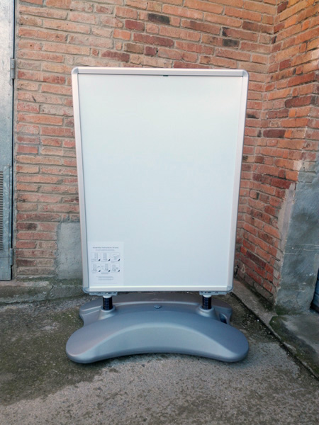 opi carteles 2 lados 2 ruedas plastico aluminio 153x89x3.5 base 20x105x